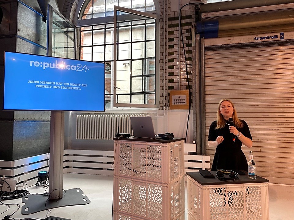 Nadine Schönwald als Speakerin bei der re:publica Konferenz